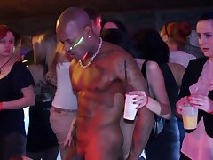 Amateurs de vrais européens donnant la tête