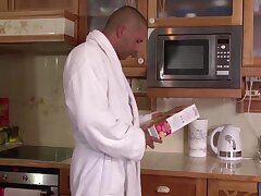 Gros seins femme au foyer britannique prend un crâne putain pour le petit déjeuner