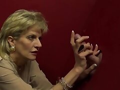 Busty milf Lady Sonia traire une énorme queue sur le gloryhole