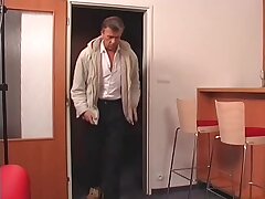 vieil homme Cogne sa nourrice big boob