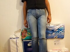 Crossdresser dans des jeans serrés avec couche sous