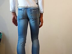 Crossdresser dans tight jeans skinny déchirés