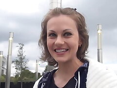 Lithuaninan sexy vient à Londres pour un Test de Toy orgasme