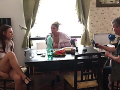 Caractéristiques de téléphone privé dans la pause porno jusqu'à sa jupe directe