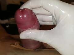 Branlette lente avec des gants de latex et de sondage urétral
