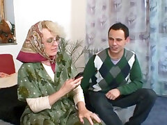 Mamie prend jeune Dick Doggy Style