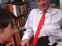 Dame avec alternative style pleasured par une vieux britannique gars