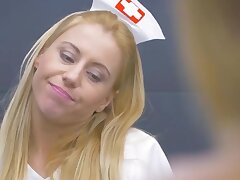 Step Mom Lessons - Healing Hands avec Kiki Cyrus et N