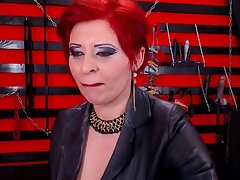 Séduisante rousse Dom Milf fumer sur la came en bottes