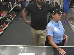 Police pawning bébé prêt à Merde pour espèces