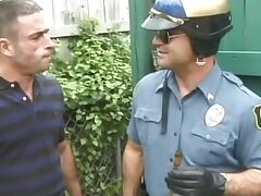 Homme poilu et policier