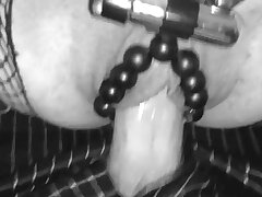 POV femme sur sexe tabouret avec lanière perlée obtient Creampie