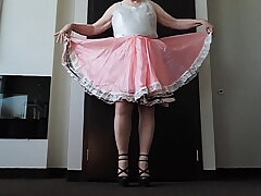 Ray Sissy en sissy rose robe 2