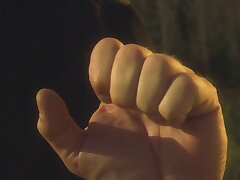 Mec romantique donne à ses filles une baise hardcore sur son bateau sur la rivière