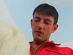 Nettoyage de salle de bains se transforme en sexe anal chaud