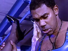 Monique Covet et Michelle Wild dans des tenues fetish latex chaud