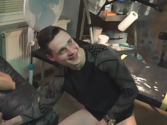 Sexe sauvage pour de l’argent dans un studio de tatouage