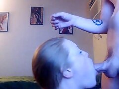 Shemales cumming dans la bouche des filles