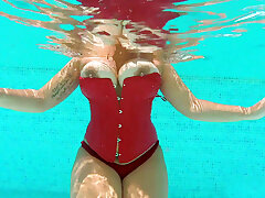 Busty lady britannique Anastasia Lux posant dans la piscine - Anastasia Lux