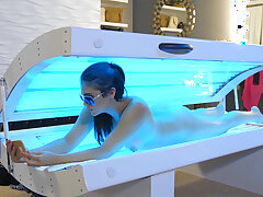 Starr violet se masturbe dans le lit de bronzage tout en prenant selfies - Starr Violet