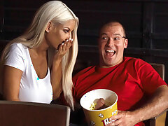 Bridgette B doigte sa chatte humide dégoulinant dans le cinéma - Bridgette B